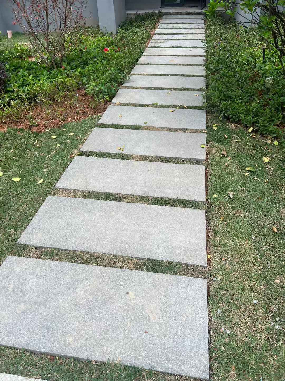 汉中 芝麻黑小区踏步、汀步石铺装效果
