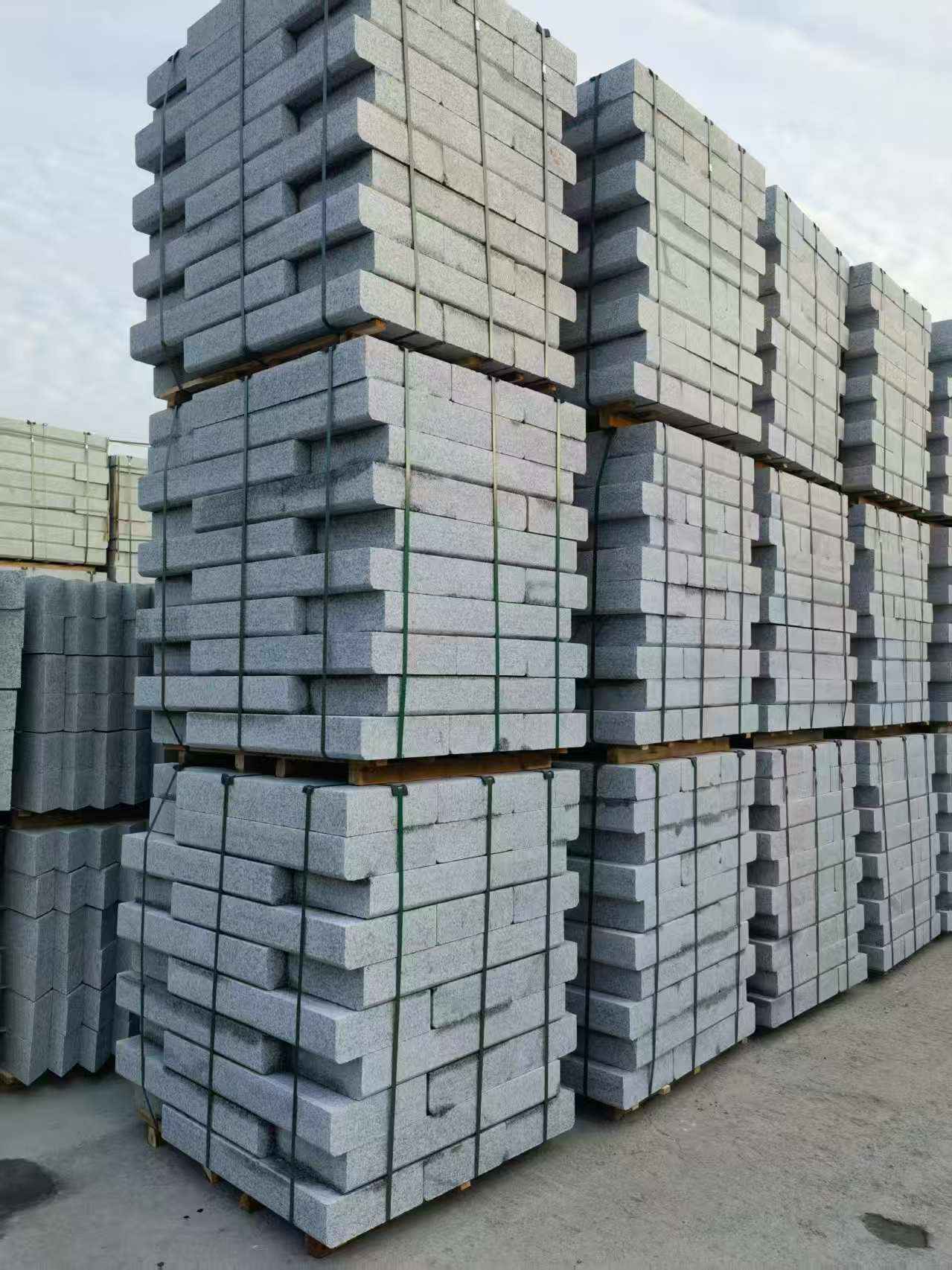 汉中 路沿石（路侧石），颜色一致，尺寸标准